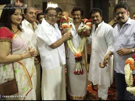 అదరకొడ్తూ రజనీ... ( 'లింగా' పూజ ఫొటోలు)