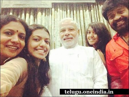మోడీతో జీవిత రాజశేఖర్, కూతుర్ల ఉత్సాహం(ఫోటోలు)