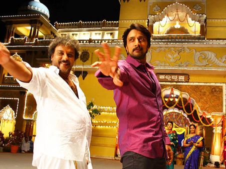 థియేటర్‌ అద్దాల్ని పగులకొట్టి, ఫర్నిచర్‌ ధ్వంసం