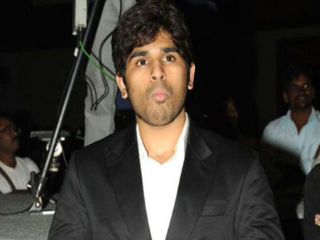 మెగా హీరో మొహం చాటేస్తున్నాడేంటి?