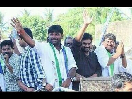 YSRCP ప్రచారంలో ఎన్టీఆర్ డైరక్టర్ బిజీ(ఫొటో)