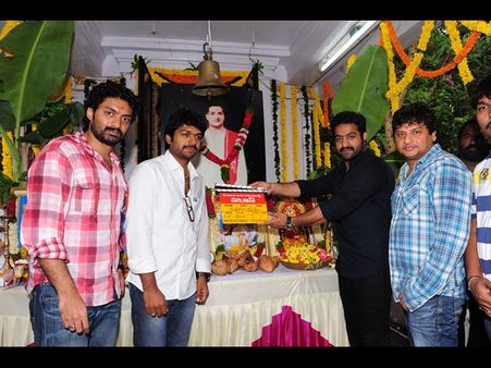 ఒక్కటయ్యారు: అన్నయ్య కోసం జూ ఎన్టీఆర్ క్లాప్ (ఫోటోలు)