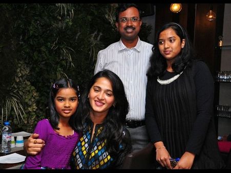 హీరోయిన్ అనుష్క ఫ్యామిలీ మెంబర్స్ వీరేనా? (ఫోటోలు)