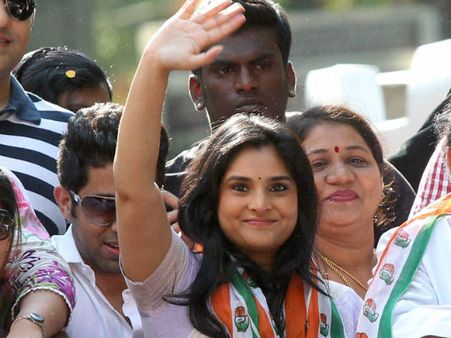 రమ్య దూకుడే కొంపముంచింది, స్టార్స్ అంతా ఔట్(ఫోటోలు)