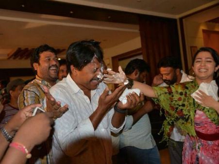 బర్త్ డే పార్టీలో హీరోయిన్ చార్మి హల్ చల్ (ఫోటోలు)