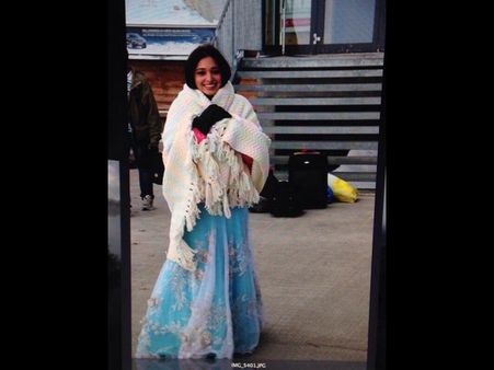 చలికి వణుకుతూ తమన్నా శాలువాలో (ఫొటో)