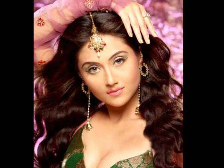 నైట్ పార్టీలో హీరోయిన్ ఆత్మహత్యా‌యత్నం?