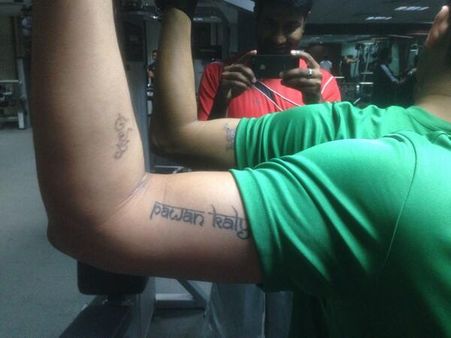 చేతిపై పవన్ టాట్టూ...పండగ చేసుకున్నాడు(ఫొటో)