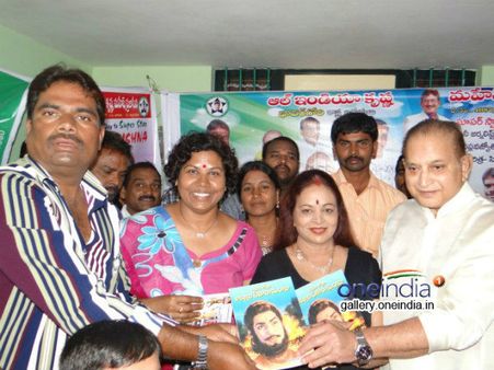 కృష్ణ బర్త్ డే సెలబ్రేషన్స్ విత్ విప్లవ జ్యోతి...(ఫోటోలు)