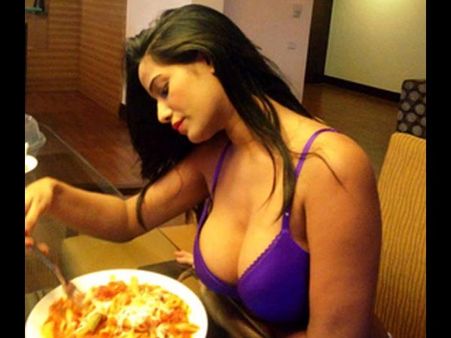 హాట్ లేడీ ఐడియా: బ్రా అందాలతో చీర్స్ (ఫోటోలు)