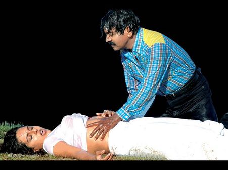 8 మంది హీరోయిన్లతో శృంగారం ‘రసికుడు’ (ఫోటోలు)