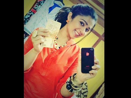 ఛార్మి కి పదిరూపాయలు ఎందుకు ఇచ్చాడు? (ఫొటో)