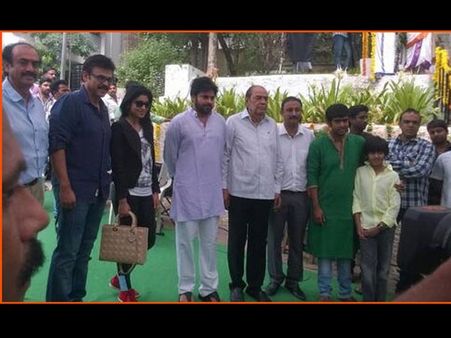 పవన్ 'ఓ మై గాడ్‌' రీమేక్ లాంచ్ అయ్యింది(ఫొటో)