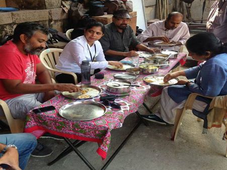 'బాహుబలి' : బ్రేక్ ఫాస్ట్ చేస్తున్నాడు(ఫొటో)