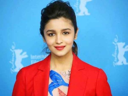 కూతురు ముద్దు సీన్ల పై తండ్రి మండిపాటు