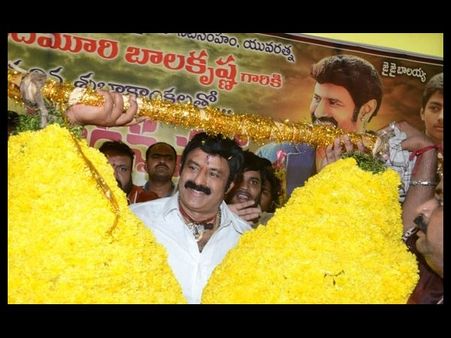 అదుర్స్ : బాలకృష్ణ జన్మదిన వేడుక(ఫొటోలు)