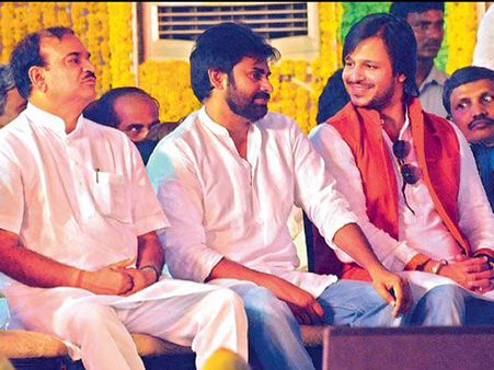 పవన్ కళ్యాణ్ అన్నయ్య లాంటోడు, మద్దతుతో రక్త సేకరణ