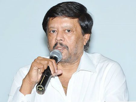 హీరోయిన్ దొరకడం లేదంటూ దర్శకుడి ప్రెస్‌మీట్