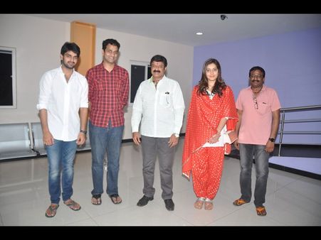 బాలకృష్ణ చూసి మెచ్చుకున్నాడు(ఫొటోలు)