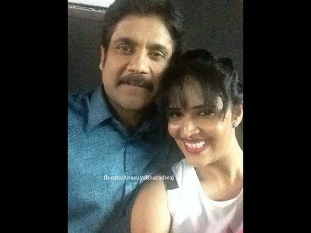 నాగార్జునతో యాంకర్ అనసూయ సెల్ఫీ (ఫోటోలు)