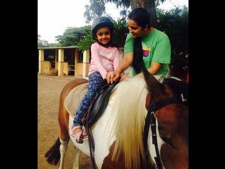 పవన్ కూతురు గుర్రం ఎక్కింది(ఫన్ ఫొటో)