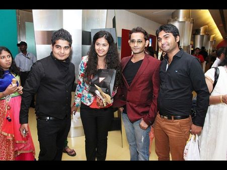 కుర్ర హీరోయిన్ బర్త్ డే పార్టీ...జాలీగా (ఫోటోలు)