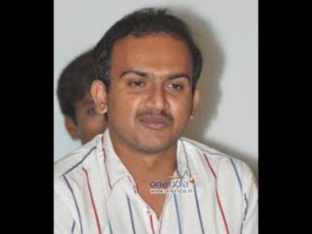 కుర్రాడికి హిట్ ని క్యాష్ చేసుకోవటం రాలేదు