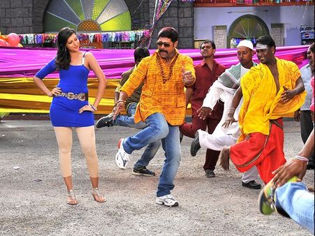 ‘రియల్ స్టార్’ కోసం హంసా నందిని చిందులు (ఫోటోస్)