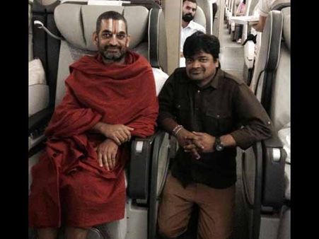 జియర్ స్వామి ఆశీస్సులు తీసుకున్న దర్శకుడు (ఫొటో)