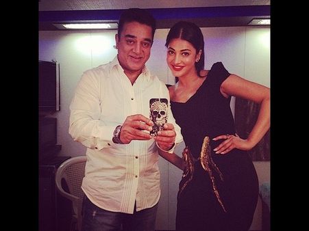 సెల్ఫీ షాట్స్... శృతి హాసన్ హడావుడి (ఫోటోలు)