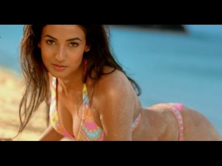 కుర్ర హీరోతో బాలయ్య హీరోయిన్ సరసాలు