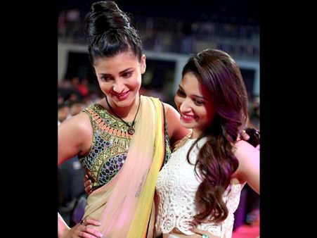 తమన్నా, శృతి హాసన్ లిప్ లాక్ ముద్దు దుమారం!