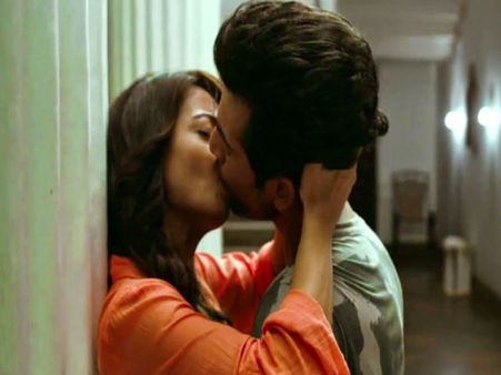 సెక్సీ సీన్లు మాత్రమేనా, కథలో దమ్ముందా? (ఫోటో ఫీచర్)