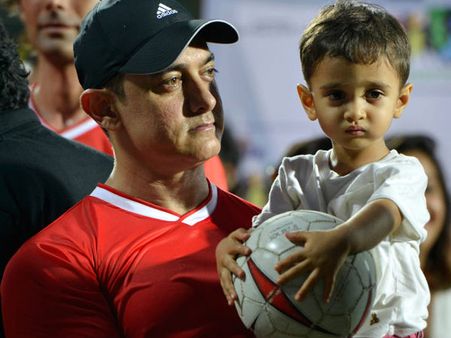 ఫుట్ బాల్ చారిటీ మ్యాచ్: సినీ సెలబ్రిటీల సందడి (ఫోటోస్)