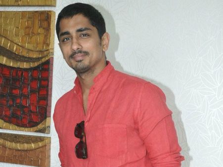 భగ్గుమన్న హీరో సిద్దార్థ్... నిర్మాతపై నిప్పులు!, క్షమాపణ..