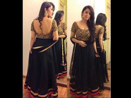 బ్యాక్ చూపించి టెంప్ట్ చేస్తోంది (ఫొటో)