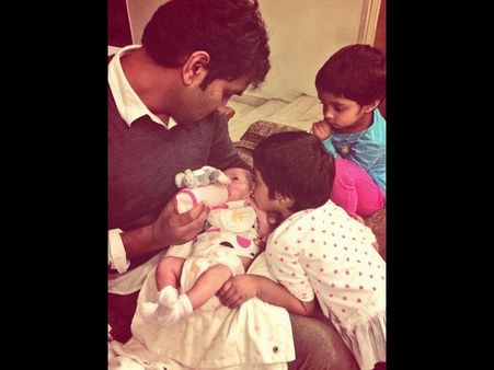 మేనకోడలికి పాలు పడుతున్న మంచు విష్ణు (ఫోటోస్)