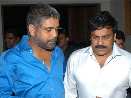 హాట్ సీట్లో చిరంజీవి: నాగార్జునతో అనుబంధం (ఫోటోలు)