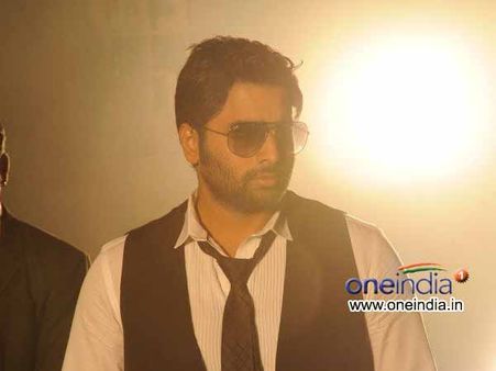 రౌడీ ఫెలో....సీనియర్ ఎన్టీఆర్‌ను వాడేసుకుంటున్నాడు!