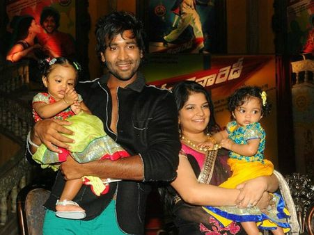 బాసరలో మంచు విష్ణు కూతుర్ల అక్షరాభ్యాసం