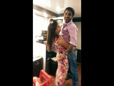 షాకింగ్: సమంత అతన్ని అమాంతం ఎత్తుకుంది (ఫోటో)