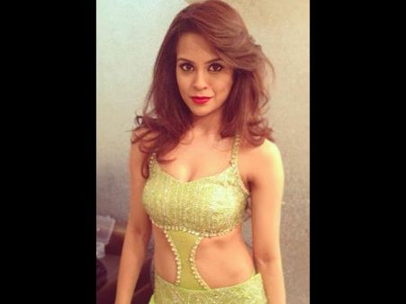 షారుక్ ఆన్ స్క్రీన్ కూతురు, వెరీ హాట్ లుక్ (ఫోటోస్)