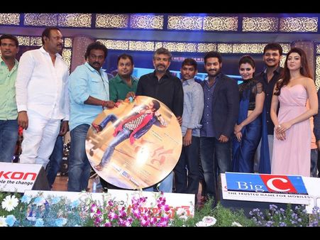 గర్వపడ్డ జూ ఎన్టీఆర్, దర్శకుడి కంటతడి (రభస ఆడియో)