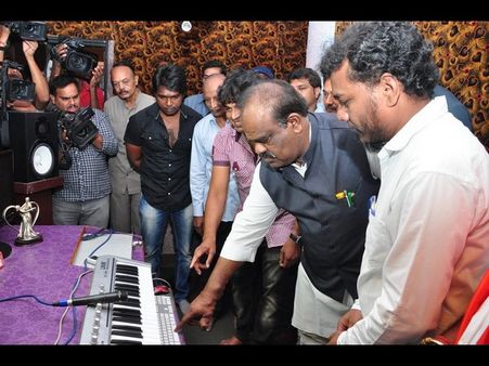 గులాబీ దళపతి: సైన్యానికి సైరనై.. (పిక్చర్స్)