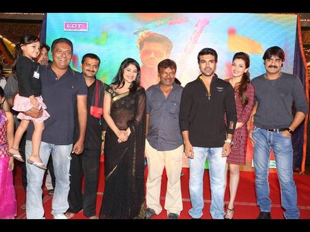 ఆశ్చర్యం: చిరు, చరణ్ గురించి కృష్ణవంశీ స్పీచ్ (ఫోటోస్)