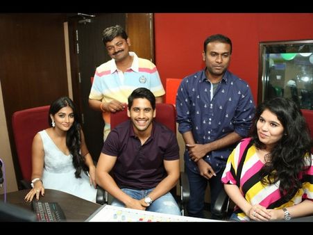 రేడియో స్టేషన్లో నాగ చైతన్య, పూజా సందడి (ఫోటోస్)