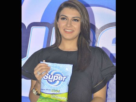 పేకెట్ చేతిలో పట్టుకుని హన్సిక (ఫొటోలు)