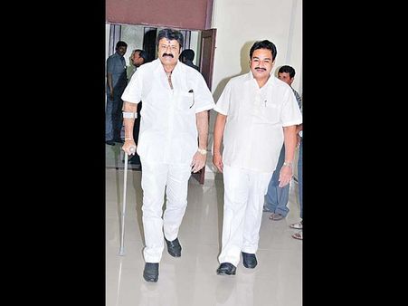 భాథ్యతతో...‌:వూతకర్రతో బాలకృష్ణ(ఫొటోలు)