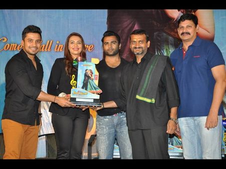 ‘నీ జతగా నేనుండాలి’ ప్లాటినమ్ డిస్క్ (ఫోటోస్)