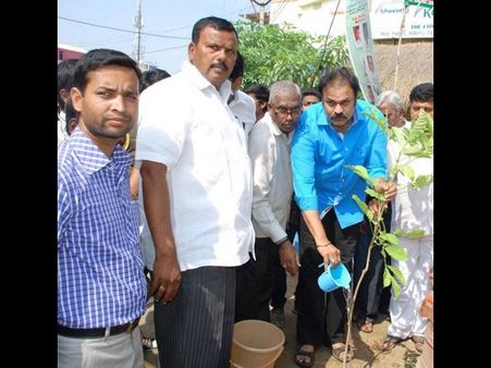 చిరు బర్త్ డే: లక్ష మొక్కల కార్యక్రమంలో నాగబాబు (ఫోటోస్)